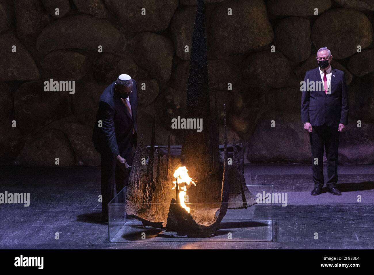 Jérusalem, Israël. 12 avril 2021. Le secrétaire général de la Défense des États-Unis, Lloyd Austin, rallume la flamme éternelle lors d'une cérémonie commémorative dans le Hall du souvenir lors de sa visite à Yad Vashem le lundi 12 avril 2021. Le ministre israélien de la défense, Benny Gantz, à droite, l'a accompagné lors de sa visite. Photo de piscine par Heidi Levine/UPI crédit: UPI/Alay Live News Banque D'Images