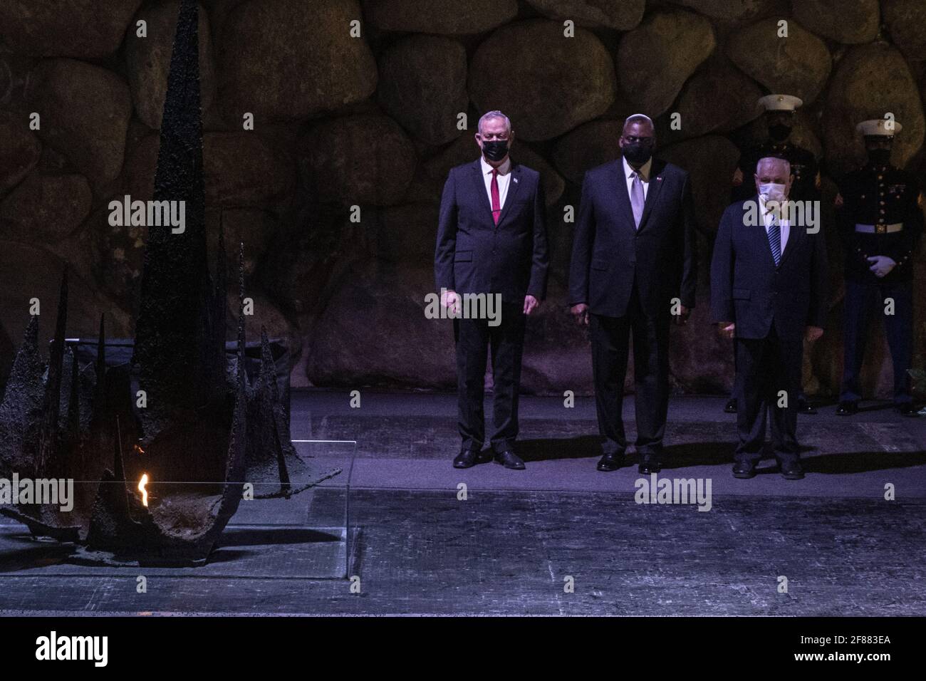 Jérusalem, Israël. 12 avril 2021. Le secrétaire général de la Défense des États-Unis, Lloyd Austin, avec le ministre de la Défense israélien, Benny Gantz (à gauche), et Ronen Plot, le président par intérim de Yad Vashem, lors d'une cérémonie commémorative dans le hall du souvenir lors de sa visite à Yad Vashem le lundi 12 avril 2021. Photo de piscine par Heidi Levine/UPI crédit: UPI/Alay Live News Banque D'Images