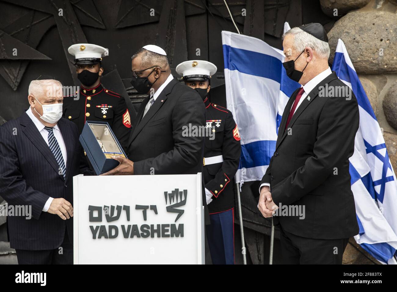 Jérusalem, Israël. 12 avril 2021. Le secrétaire général de la Défense des États-Unis, Lloyd Austin, avec le ministre de la Défense israélien, Benny Gantz (à gauche), alors qu'il reçoit un cadeau de Ronen Plot, le président par intérim de Yad Vashem, à la suite d'une cérémonie commémorative dans le Hall du souvenir lors de sa visite à Yad Vashem le lundi 12 avril 2021. Photo de piscine par Heidi Levine/UPI crédit: UPI/Alay Live News Banque D'Images