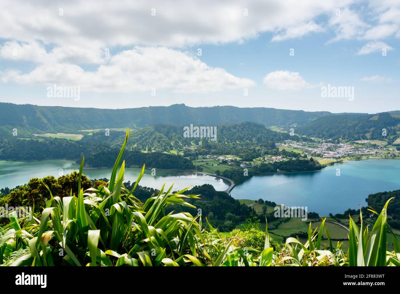 Point de vue des lacs de Sete Cidades, île de Sao Miguel, Açores. Banque D'Images
