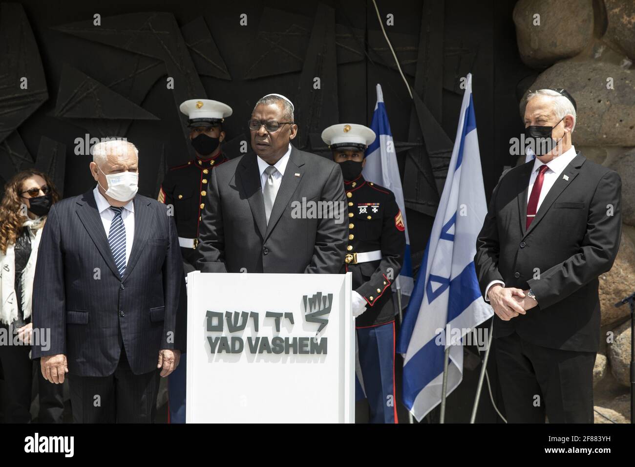 Jérusalem, Israël. 12 avril 2021. Le secrétaire général de la Défense des États-Unis Lloyd Austin avec le ministre de la Défense israélien Benny Gantz (à droite) et Ronen Plot, comme il fait une déclaration à la suite d'une cérémonie commémorative dans le Hall du souvenir lors de sa visite à Yad Vashem le lundi 12 avril 2021. Photo de piscine par Heidi Levine/UPI crédit: UPI/Alay Live News Banque D'Images