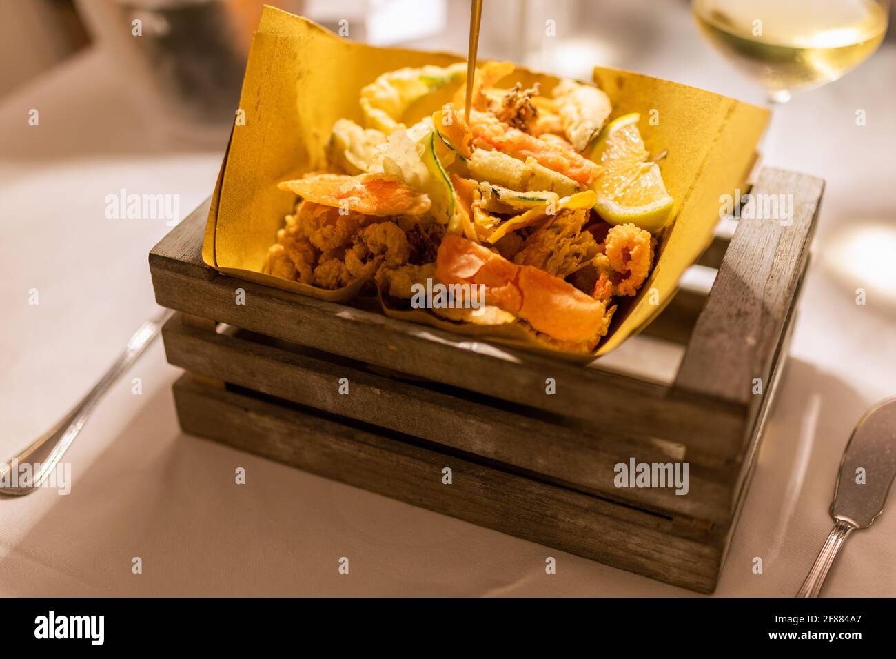 Hors-d'œuvre typiquement italien (Fritto misto di pesce) mélange de fruits de mer frits Banque D'Images