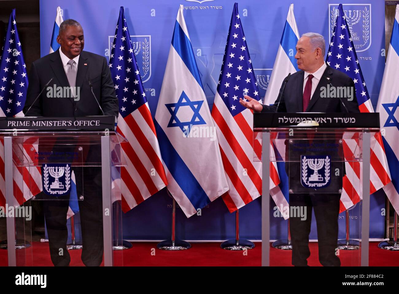 Jérusalem, Israël. 12 avril 2021. Le secrétaire général de la Défense des États-Unis, Lloyd Austin (L), et le premier ministre israélien, Benjamin Netanyahu, font une déclaration après leur réunion au bureau de Netanyahou à Jérusalem, le lundi 12 avril 2021. Photo de piscine par Menahem Kahana/UPI crédit: UPI/Alay Live News Banque D'Images