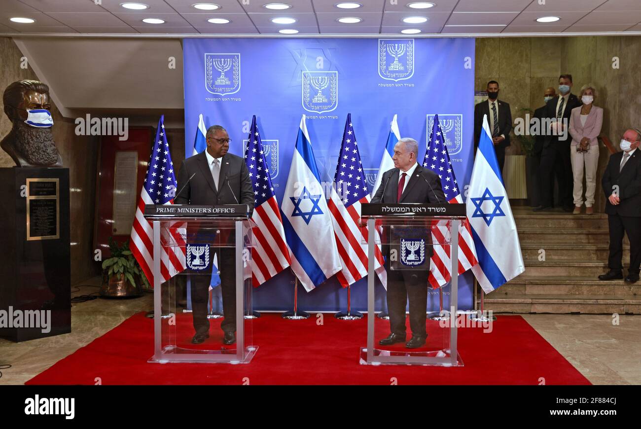 Jérusalem, Israël. 12 avril 2021. Le secrétaire général de la Défense des États-Unis, Lloyd Austin (L), et le premier ministre israélien, Benjamin Netanyahu, font une déclaration après leur réunion au bureau de Netanyahou à Jérusalem, le lundi 12 avril 2021. Photo de piscine par Menahem Kahana/UPI crédit: UPI/Alay Live News Banque D'Images