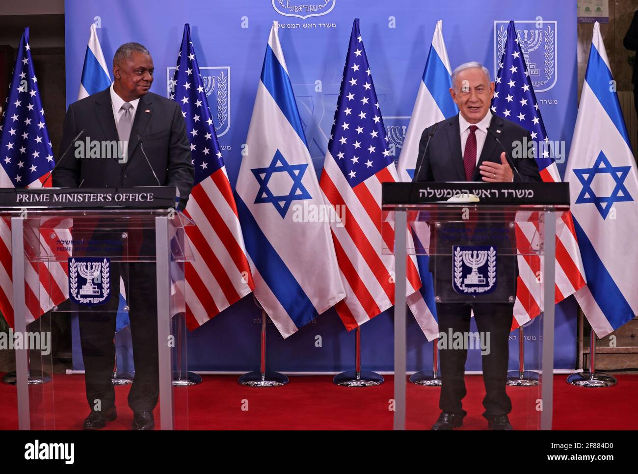 Jérusalem, Israël. 12 avril 2021. Le secrétaire général de la Défense des États-Unis, Lloyd Austin (L), et le premier ministre israélien, Benjamin Netanyahu, font une déclaration après leur réunion au bureau de Netanyahou à Jérusalem, le lundi 12 avril 2021. Photo de piscine par Menahem Kahana/UPI crédit: UPI/Alay Live News Banque D'Images