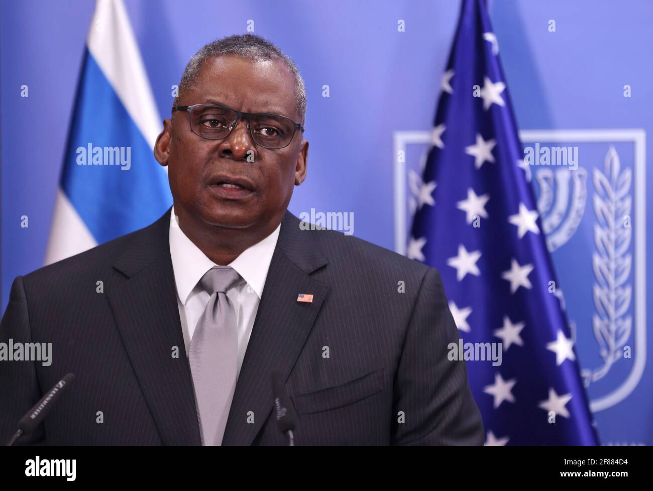 Jérusalem, Israël. 12 avril 2021. Le secrétaire général de la Défense des États-Unis, Lloyd Austin (L), et le premier ministre israélien, Benjamin Netanyahu (non représenté), font une déclaration après leur réunion au bureau de Netanyahou à Jérusalem, le lundi 12 avril 2021. Photo de piscine par Menahem Kahana/UPI crédit: UPI/Alay Live News Banque D'Images