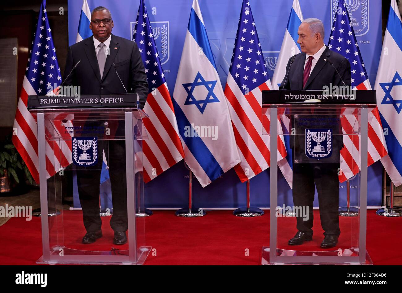 Jérusalem, Israël. 12 avril 2021. Le secrétaire général de la Défense des États-Unis, Lloyd Austin (L), et le premier ministre israélien, Benjamin Netanyahu, font une déclaration après leur réunion au bureau de Netanyahou à Jérusalem, le lundi 12 avril 2021. Photo de piscine par Menahem Kahana/UPI crédit: UPI/Alay Live News Banque D'Images
