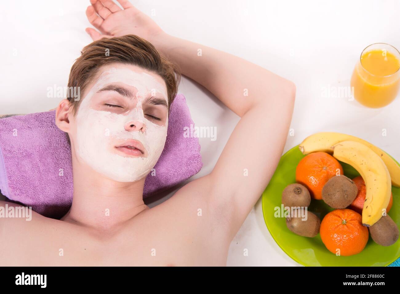 Beauté masculine. Un gars sympa et un spa. Arrière-plan blanc. Banque D'Images