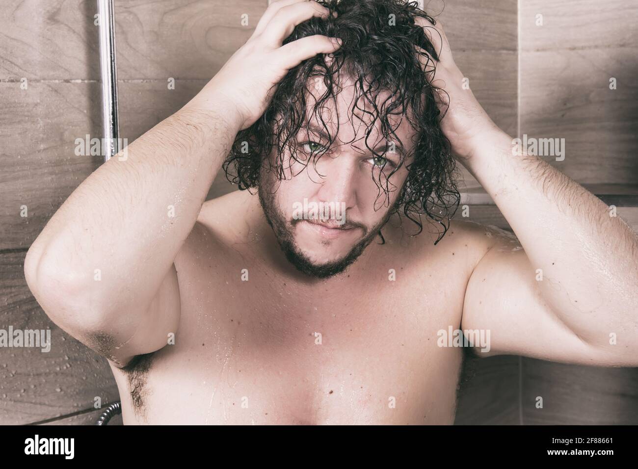 Drôle de gras homme chante dans la douche. Banque D'Images