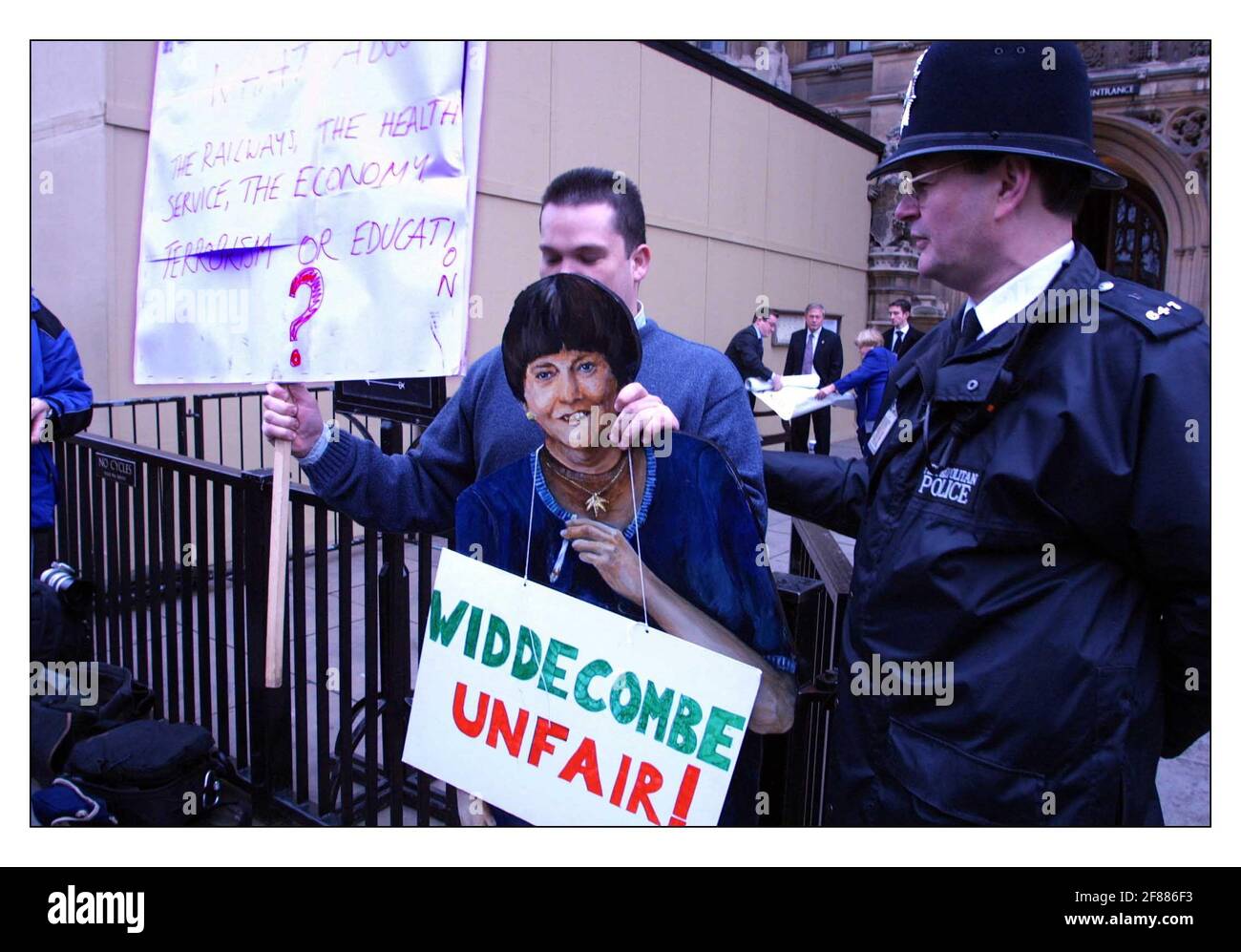 Un manifestant est aimé de la porte St Stephens où Anne Widdecombe et Tony Banks ont lancé un anti-chasse avec des chiens Campaign.pic David Sandison 14/1/2002 Banque D'Images