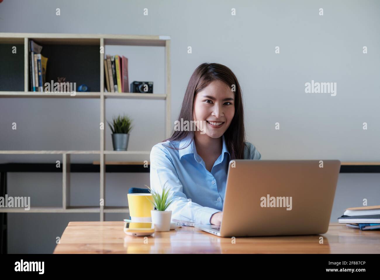 Portrait d'une femme d'affaires asiatique travaillant à domicile. Concept comptable. Banque D'Images