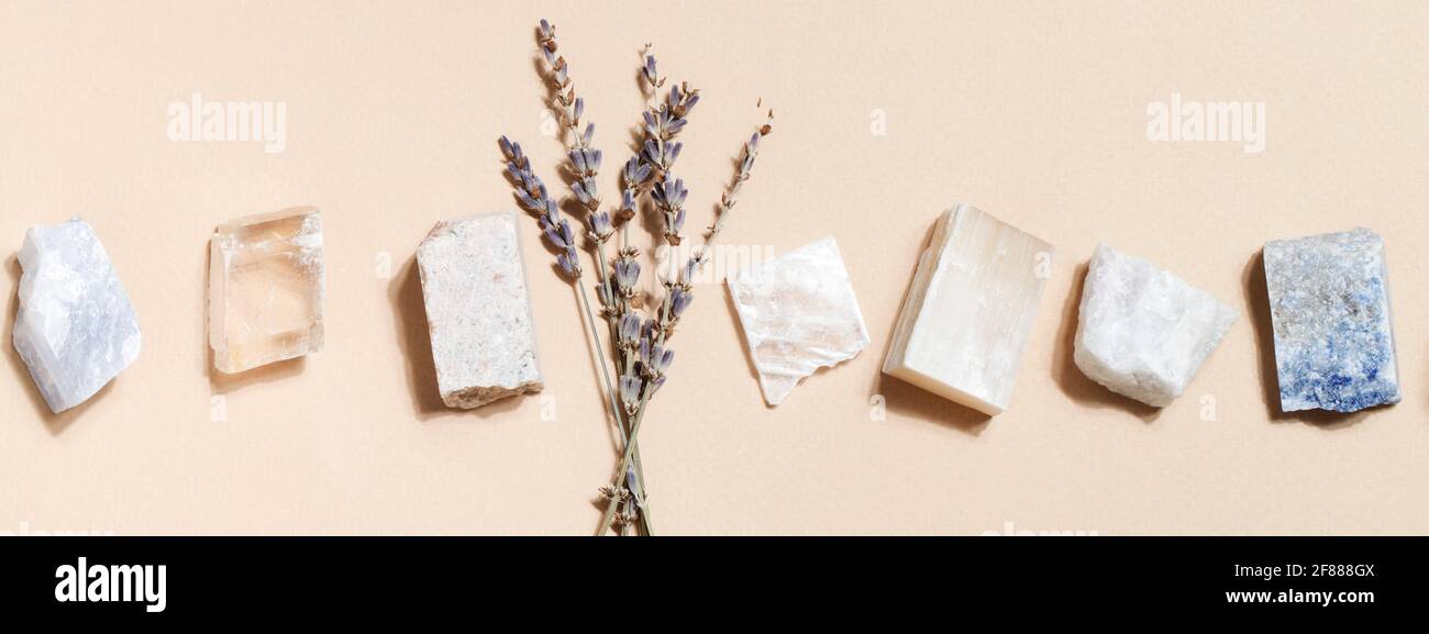 lavande et minéraux de cristal sur fond beige. roche magique pour rituel de cristal, sorcellerie, pratique spirituelle et méditation. bannière Banque D'Images