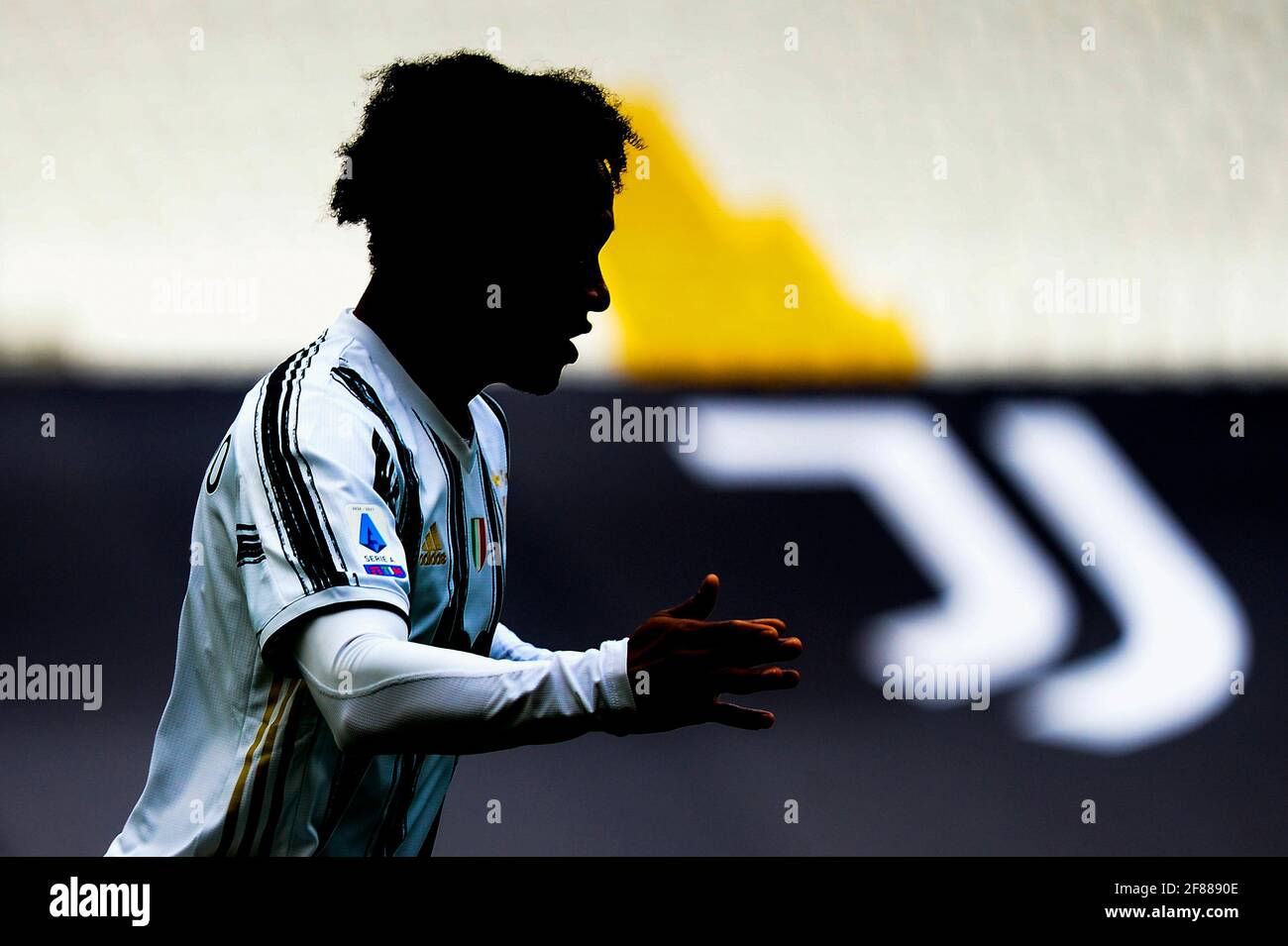 Turin, Italie. 11 avril 2021. Juan Cuadrado de Juventus FC pendant la série UN match de football entre Juventus et Gênes CFC. Les stades sportifs autour de l'Italie restent soumis à des restrictions strictes en raison de la pandémie du coronavirus, car les lois de distanciation sociale du gouvernement interdisent aux fans à l'intérieur des lieux, ce qui entraîne le jeu derrière des portes fermées. Juventus a gagné 3-1 sur Gênes (photo par Alberto Gandolfo/Pacific Press/Sipa USA) Credit: SIPA USA/Alay Live News Banque D'Images