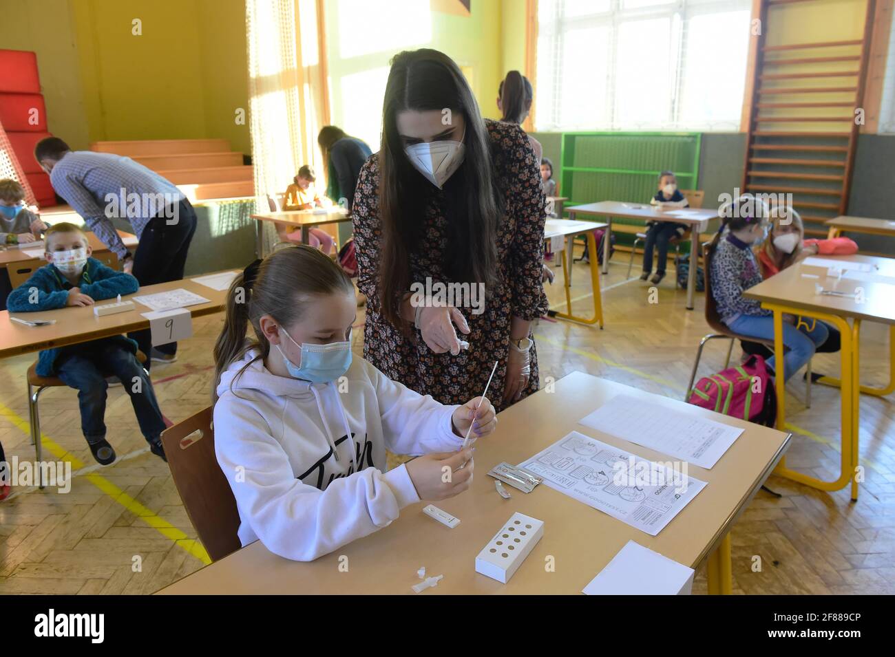 Olomouc, République tchèque. 12 avril 2021. Écoles spéciales pour enfants handicapés, première classe des écoles primaires ouvertes. Les masques restent obligatoires à l'école et les enseignants et les élèves devront tester la COVID deux fois par semaine. Test pour Covid à l'école primaire d'Olomouc, République Tchèque, 12 avril 2021. Crédit : Ludek Perina/CTK photo/Alay Live News Banque D'Images