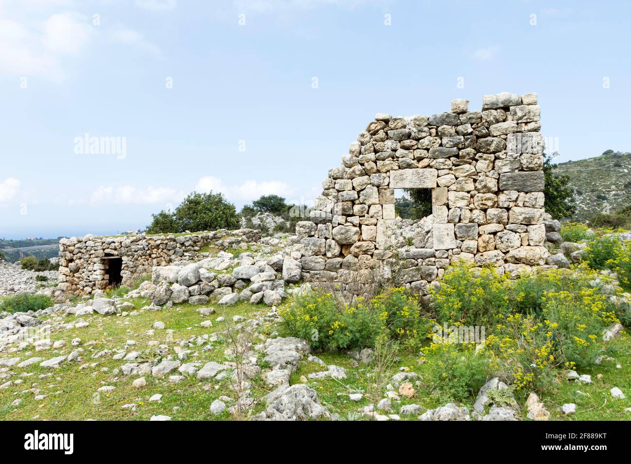 Ville fantôme abandonnée avec des maisons en pierre en ruine, village de Bjerrine, Liban Banque D'Images
