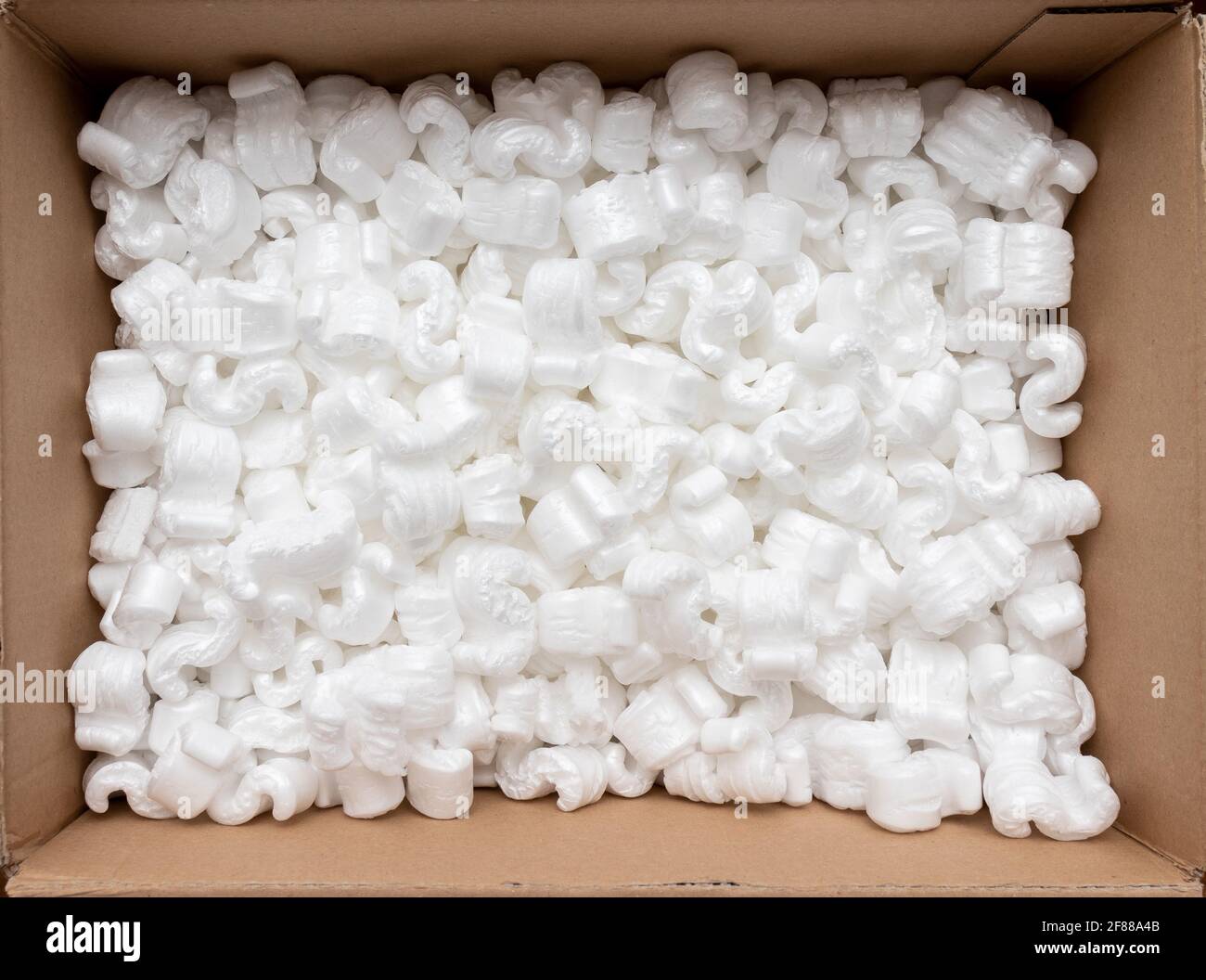 Une boîte en carton avec pellets de mousse de styro d'emballage vue de  dessus Photo Stock - Alamy