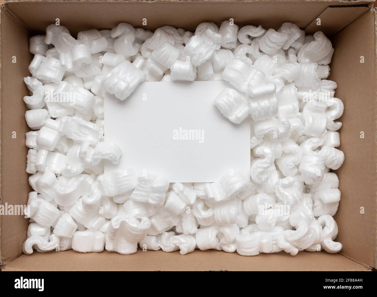 Une boîte en carton avec pellets de mousse de styro d'emballage vue de  dessus Photo Stock - Alamy