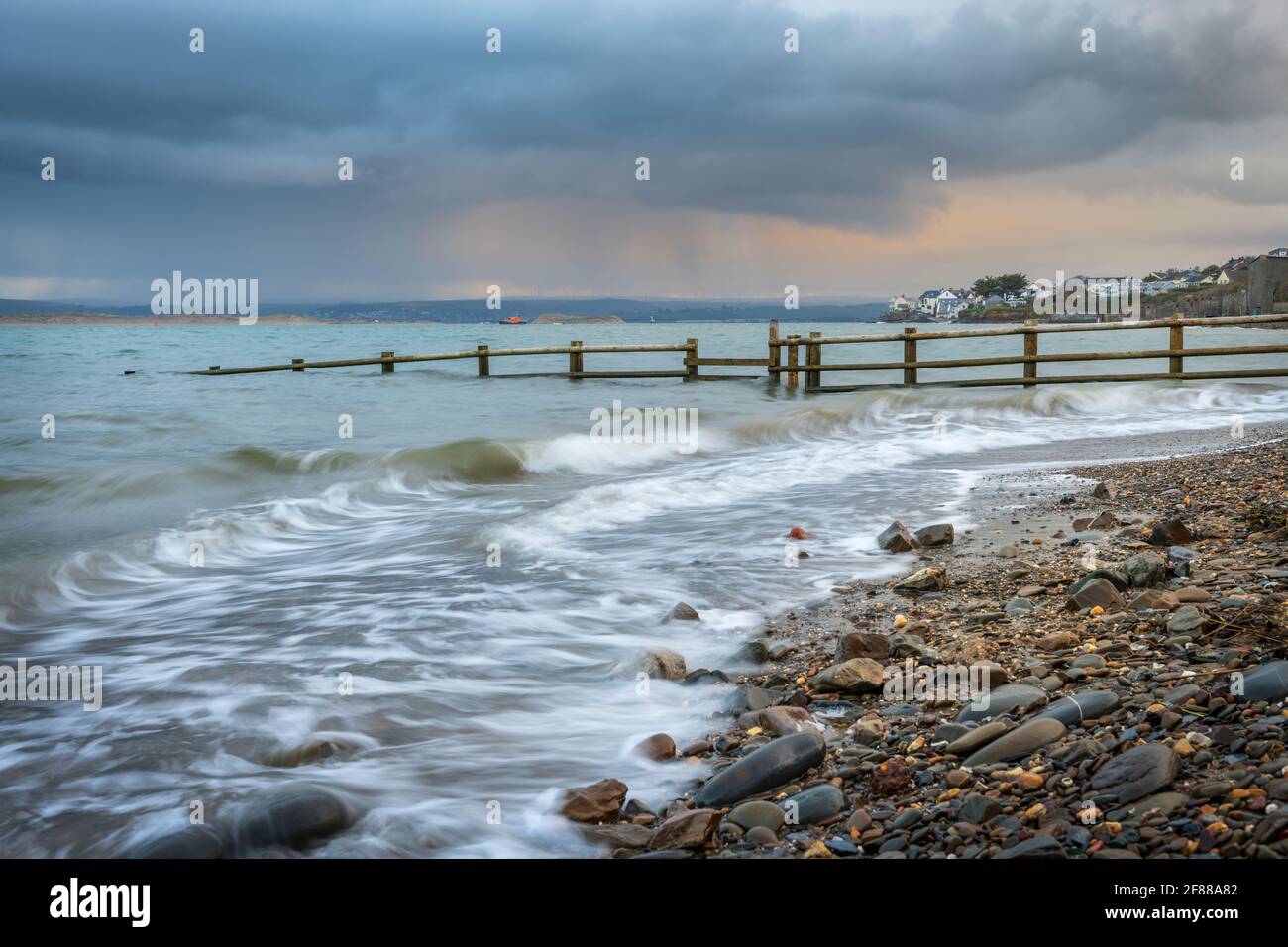 Appledore, North Devon, Angleterre. Lundi 12 avril 2021. Météo Royaume-Uni. À l'aube, une tempête traverse l'estuaire de la rivière Torridge, tandis que des nuages s'amassent au-dessus du pittoresque village côtier d'Appledore. La côte de North Devon s'attend à un afflux de visiteurs alors que le « confinement » national est levé. Crédit : Terry Mathews/Alay Live News Banque D'Images