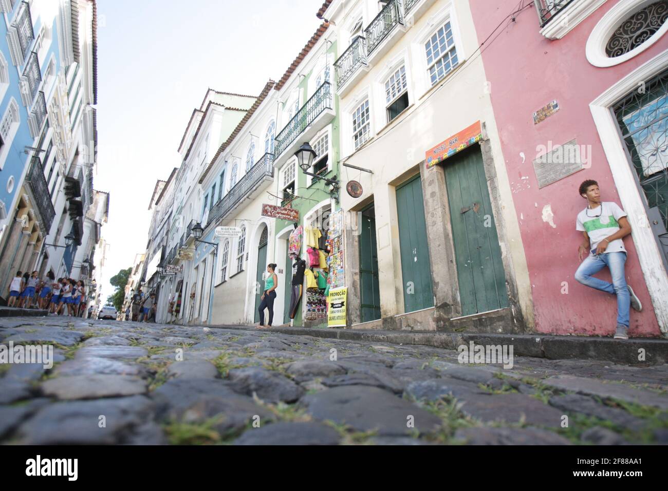 salvador, bahia / brésil - 10 avril 2017 : On voit des gens dans la région de Pelourinho. L'endroit fait partie du centre historique de la ville de Salvador. Banque D'Images