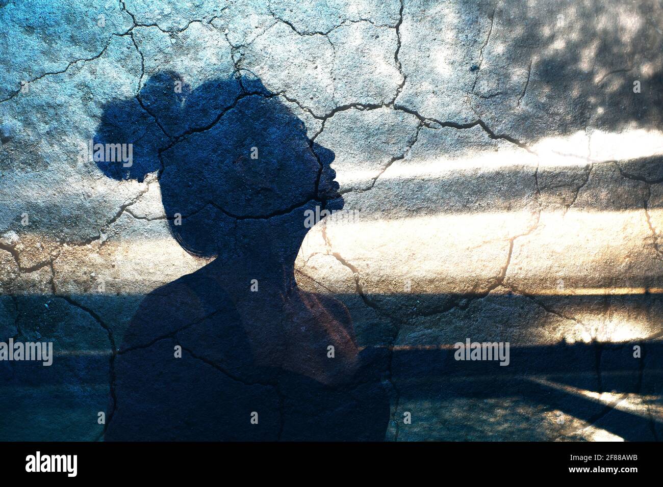 Portrait Silhouette femme avec la peau de la terre de désert fissurée. Concept de privation Banque D'Images