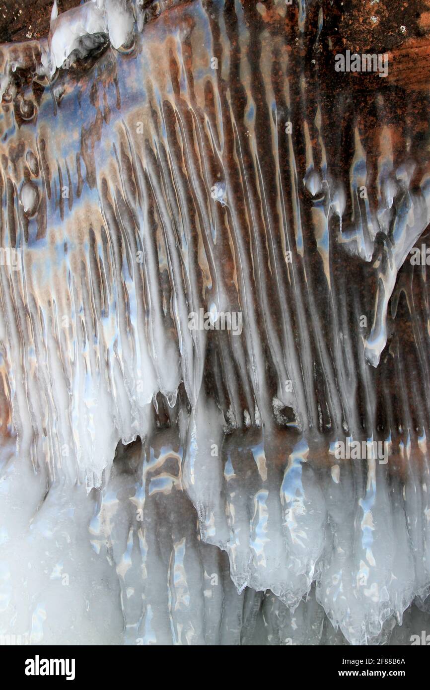 Formations de glace sur la falaise rouge sur les îles Apôtre, Wisconsin Banque D'Images
