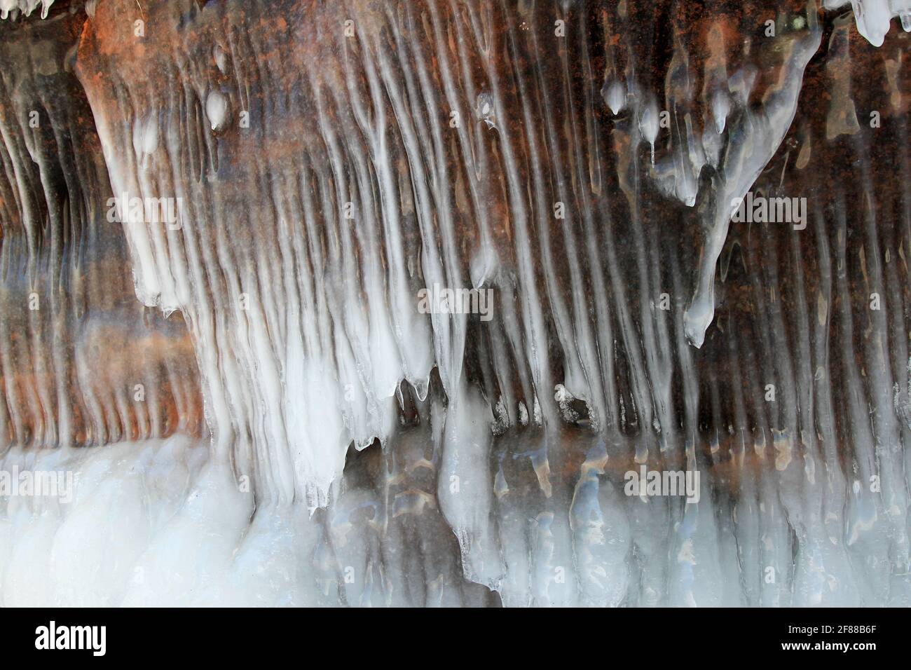 Formations de glace sur la falaise rouge sur les îles Apôtre, Wisconsin Banque D'Images