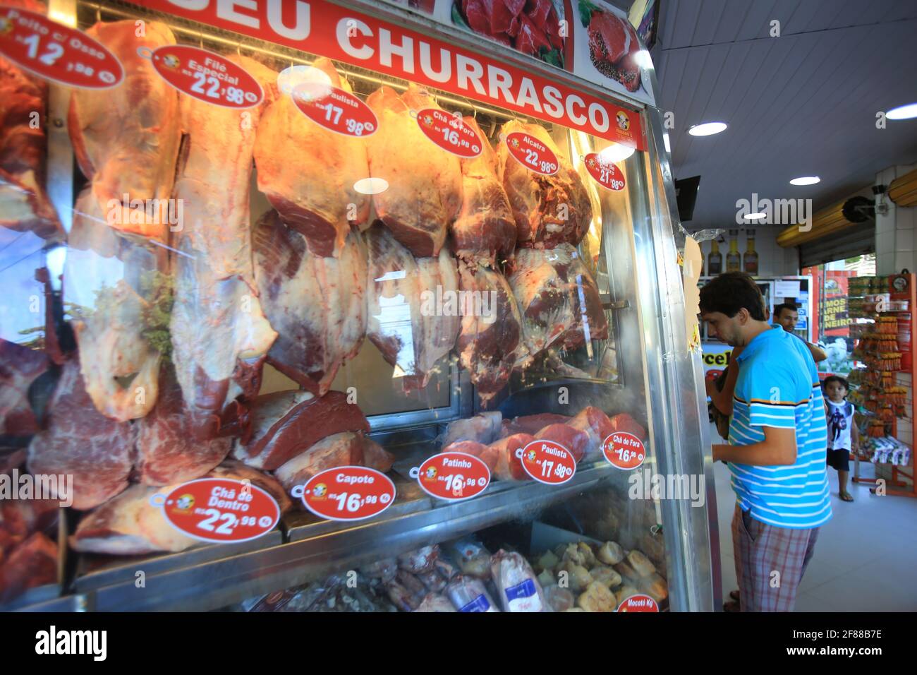 salvador, bahia / brésil - 20 mars 2017 : des morceaux de viande sont vus au comptoir du réfrigérateur du boucher, dans le quartier de Pernambués. *** L Banque D'Images