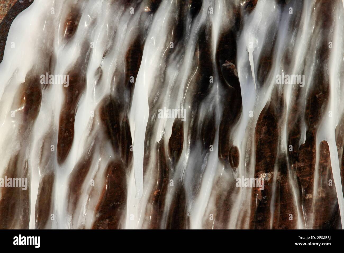 Formations de glace sur la falaise en pierre rouge des îles Apostle, Wisconsin Banque D'Images