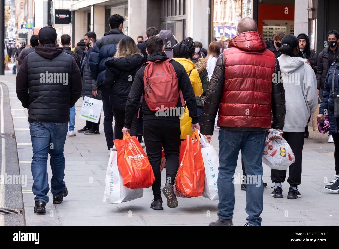 Londres, Angleterre, 12 avril 2021. Les clients affluent vers Oxford Street, car les restrictions Covid sont assouplies, ce qui permet l'ouverture de magasins non essentiels. Photographe : Brian Duffy Banque D'Images