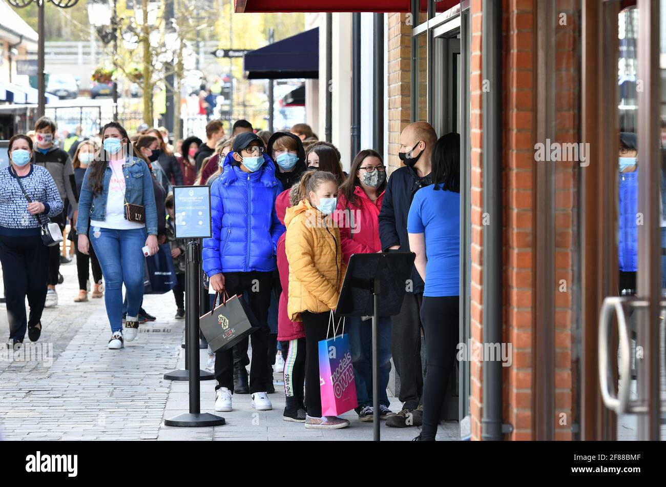 Cannock, Staffordshire, Royaume-Uni. 12 avril 2021. Des foules d'acheteurs au McArthurGlen Designer Outlet à Cannock, Staffordshire, West Midlands, comme magasins non essentiels, rouvrent pour la première fois après le confinement. Photo par crédit : Simon Hadley/Alamy Live News Banque D'Images