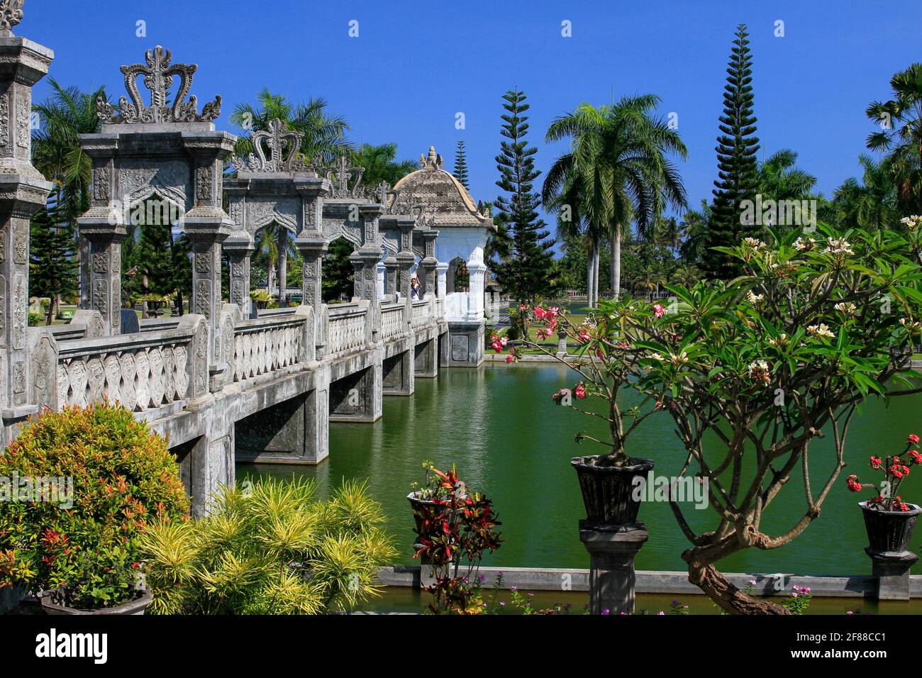 Pont et pagode du Palais de l'eau réfléchi dans l'eau avec jardin à Bali Indonésie Banque D'Images