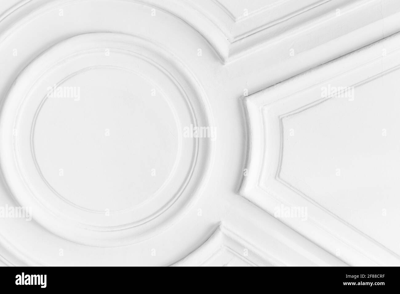 Élément de décoration murale blanc moulé, design intérieur classique Banque D'Images