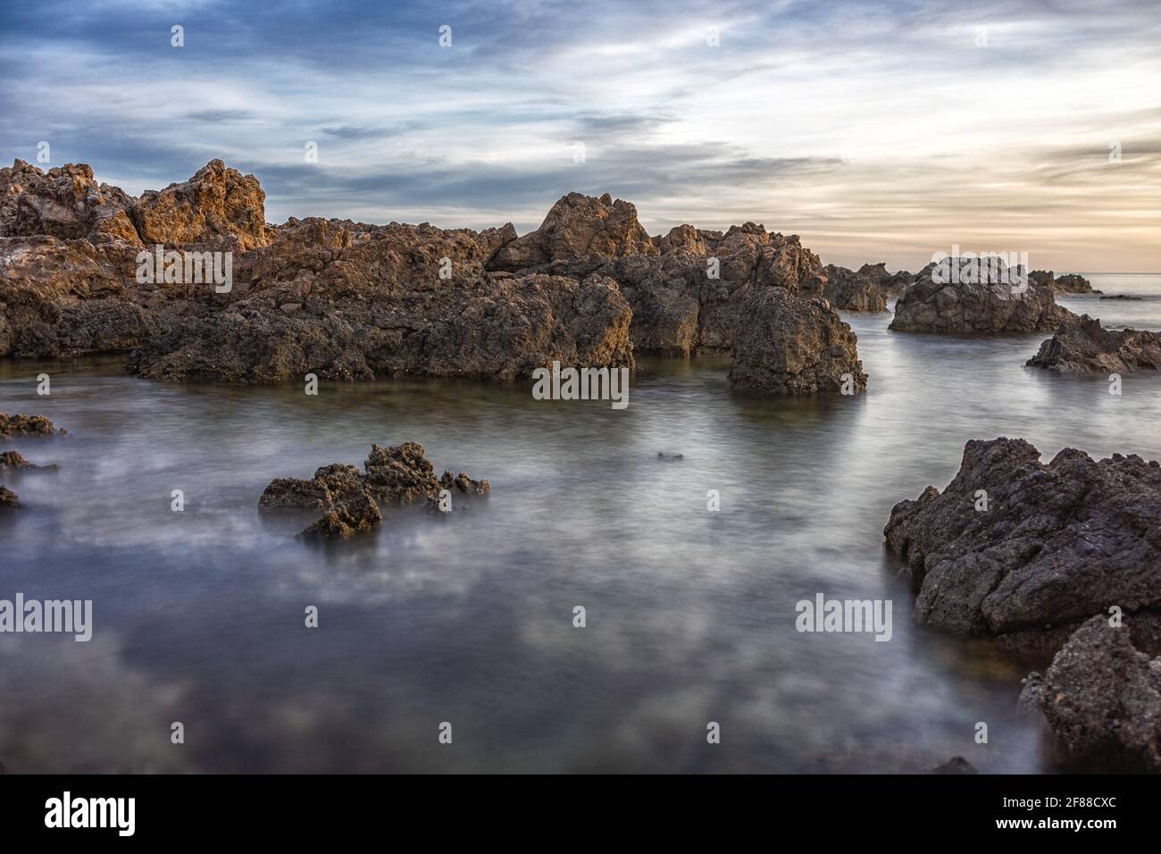 Sea Rocks illuminé par la lumière de l'aube à Minorque. Concept de voyage. Banque D'Images