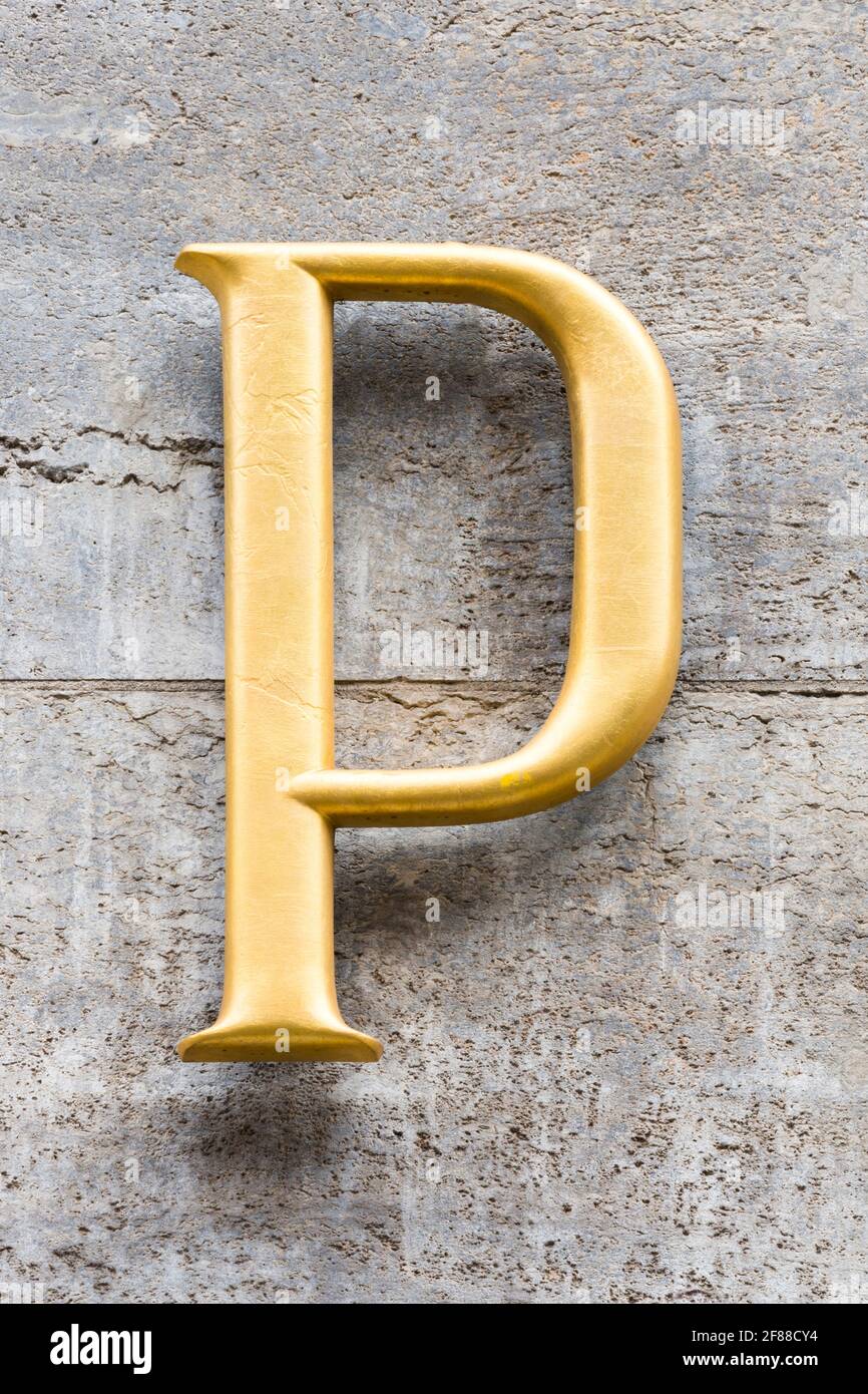 Lettre d'or P avec sérifs transparents Banque D'Images