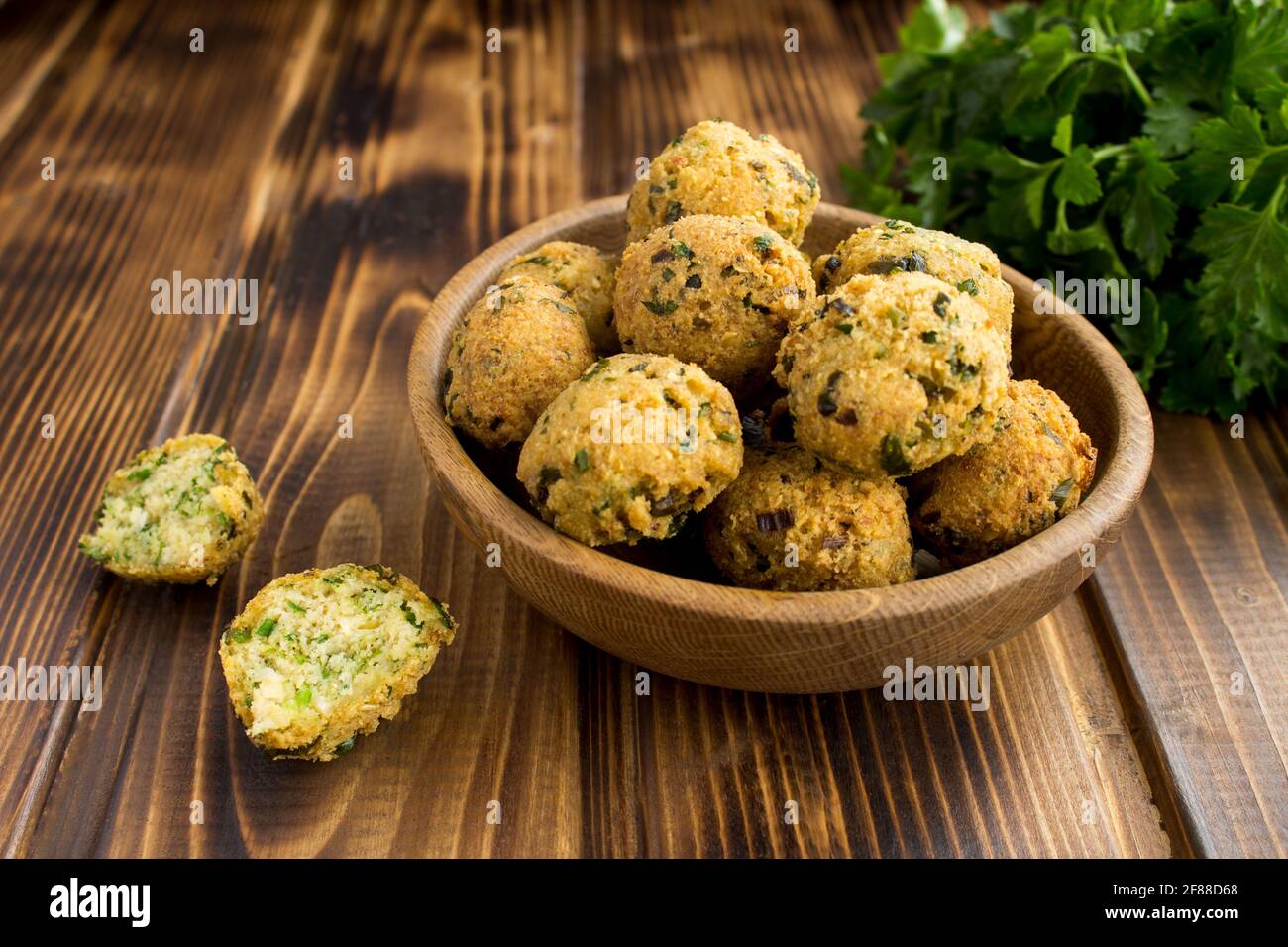 Falafel de pois chiches dans le bol brun sur fond de bois Banque D'Images
