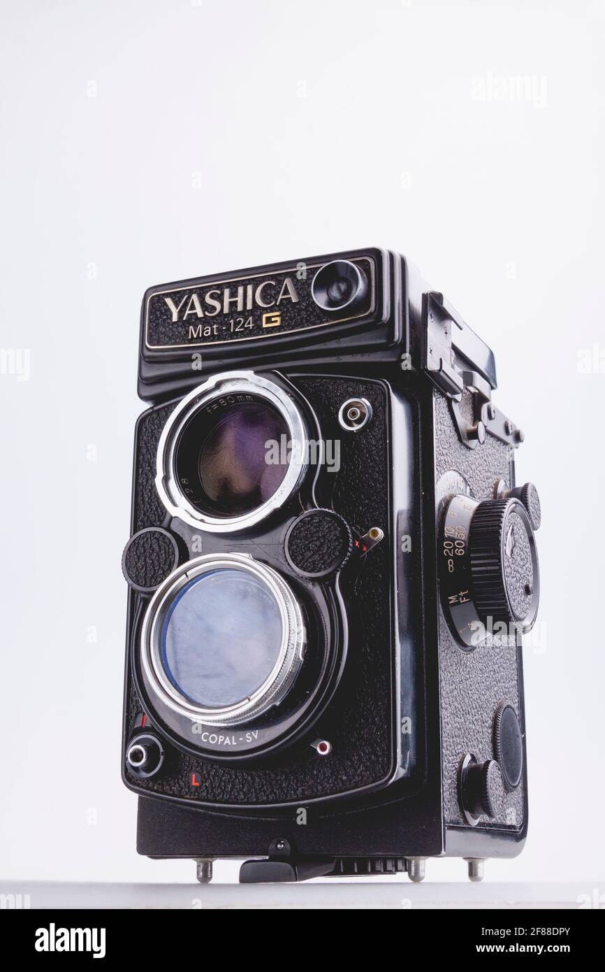 Bilbao, Espagne - 30 avril 2010 : photographie éditoriale d'un appareil photo Yashica, modèle Mat 124g. Un ancien appareil photo japonais de type TLR Banque D'Images