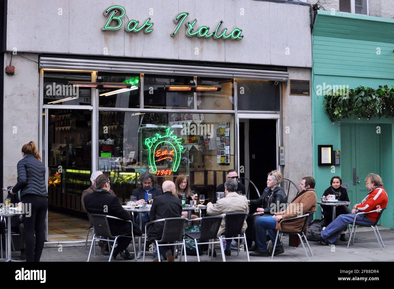 Londres, Royaume-Uni. 12 avril 2021. Vous pourrez vous rendre à Soho et Chinatown où vous trouverez des pubs et des restaurants avec des installations en plein air, ainsi que des boutiques non essentielles. Credit: JOHNNY ARMSTEAD/Alamy Live News Banque D'Images
