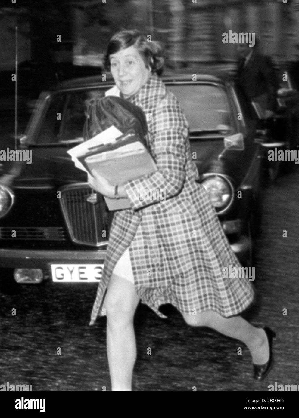 Photo du dossier datée du 21/10/76 de la secrétaire à l'éducation de l'époque, Shirley Williams, arrivant à la rue Downing no 10 pour une réunion du Cabinet. L'ancienne ministre du Cabinet et collègue libéral démocrate, la baronne Williams de Crosby, est décédée à l'âge de 90 ans, ont déclaré les libéraux-démocrates. Date de publication : lundi 12 avril 2021. Banque D'Images