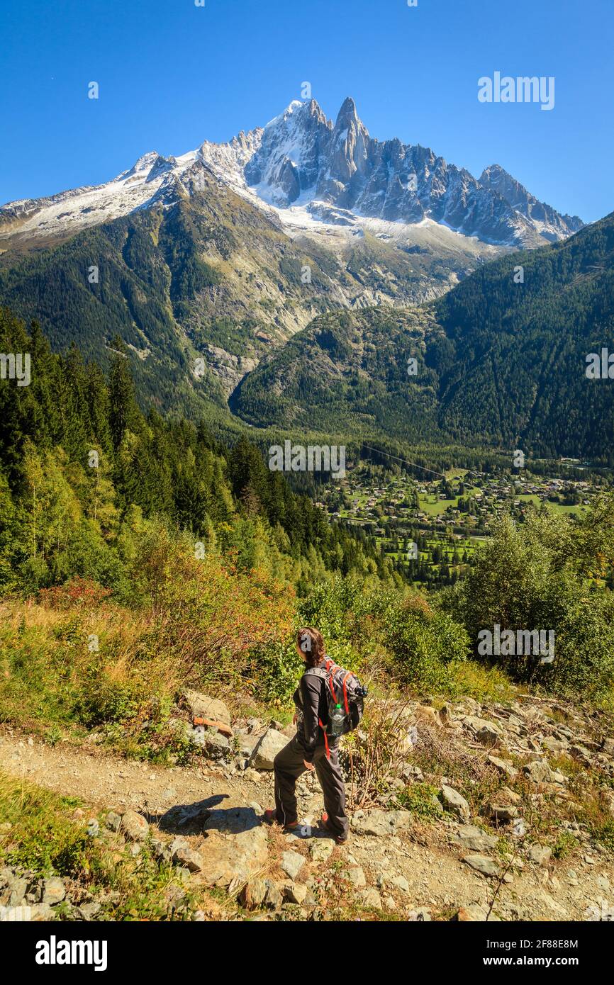 Une jeune femme fait de la randonnée dans les montagnes près d'un Station de ski ville de Chamonix en France Banque D'Images