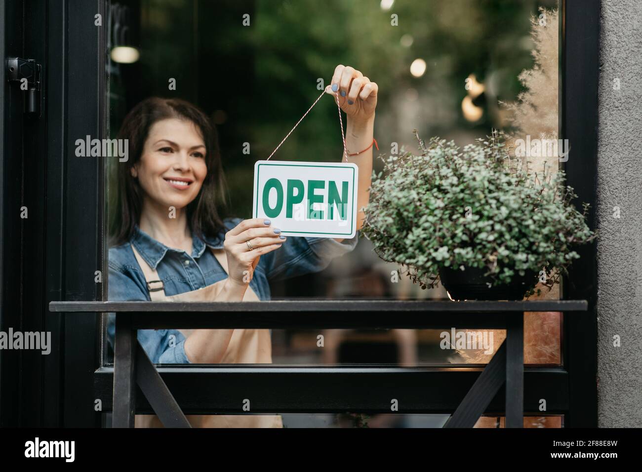 Nous travaillons à nouveau, concept de travail et ouverture de fleuriste après le verrouillage Covid-19 Banque D'Images