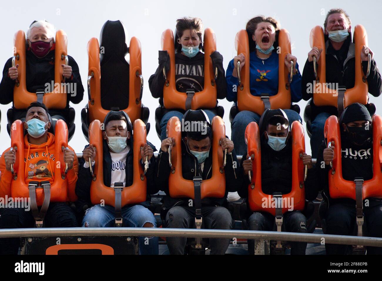 Les gens apprécient les attractions d'Alton Towers dans le Staffordshire, tandis que l'Angleterre fait un nouveau pas vers la normalité avec l'assouplissement supplémentaire des restrictions de verrouillage. Date de la photo: Lundi 12 avril 2021. Banque D'Images