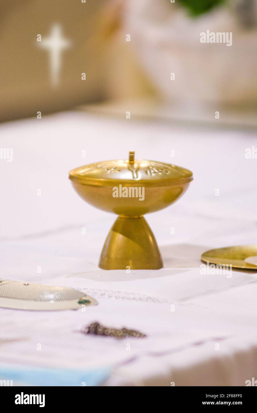 dans l'église, le vin devient le sang du christ, et l'hôte devient le corps du christ Banque D'Images dans l'église, le vin devient le sang du christ, et l'hôte devient le corps du christ Banque D'Images