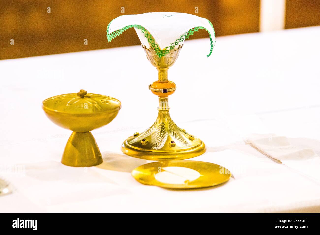 dans l'église, le vin devient le sang du christ, et l'hôte devient le corps du christ Banque D'Images dans l'église, le vin devient le sang du christ, et l'hôte devient le corps du christ Banque D'Images