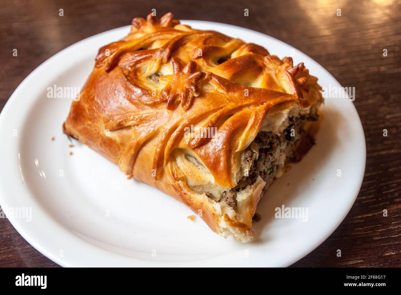 Morceau de Pirozhki pirog pie dans un restaurant à Minsk, Biélorussie Banque D'Images