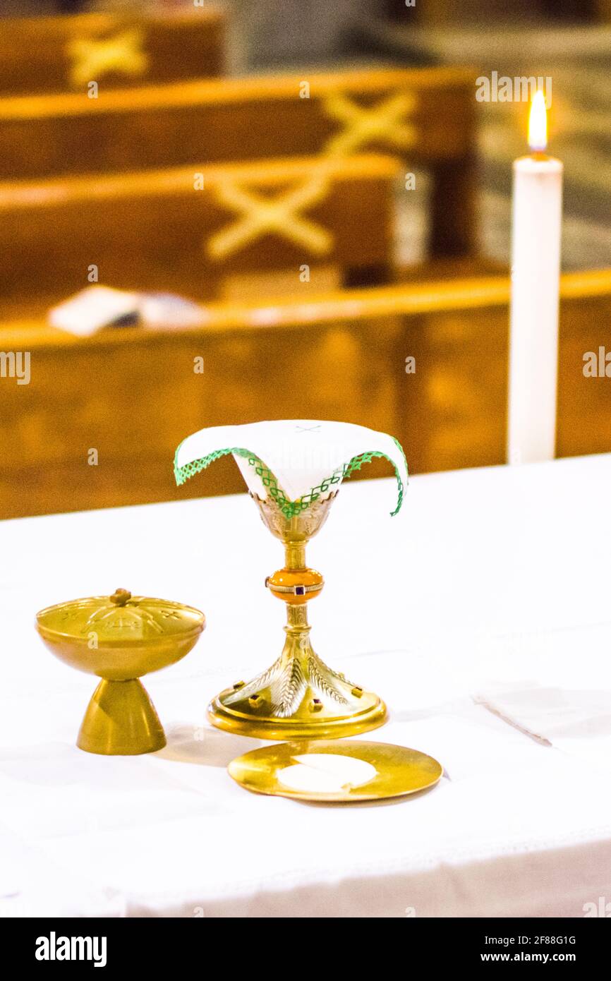 dans l'église, le vin devient le sang du christ, et l'hôte devient le corps du christ Banque D'Images dans l'église, le vin devient le sang du christ, et l'hôte devient le corps du christ Banque D'Images