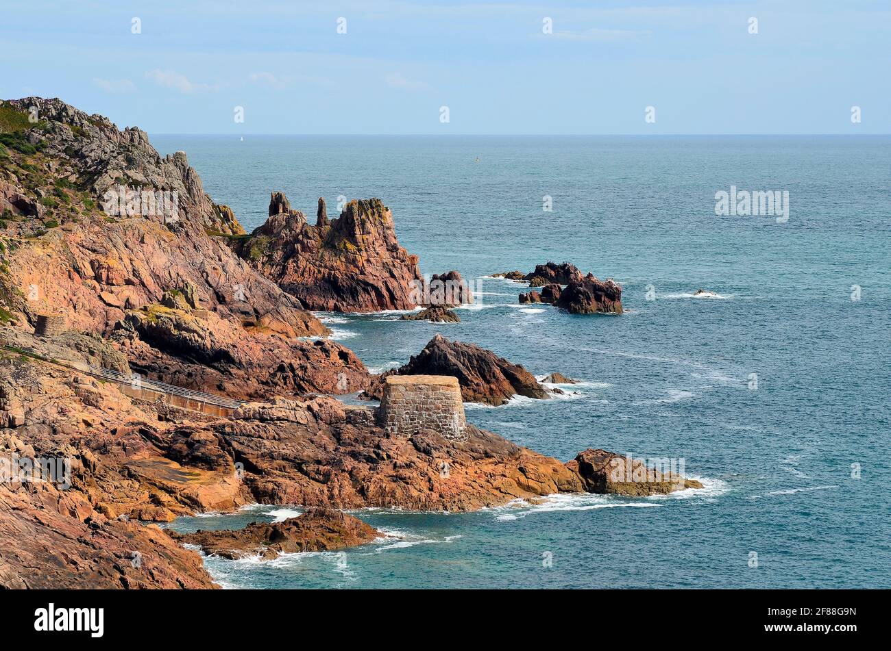Royaume-Uni, Jersey, côte rocheuse sur l'île de la Manche Photo Stock -  Alamy