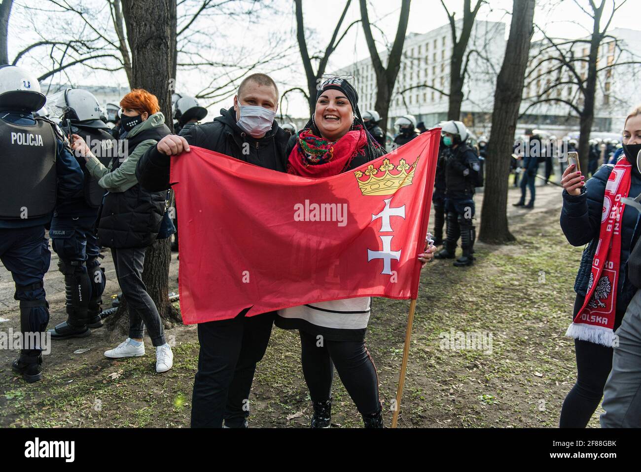 Varsovie, le 10 avril 2021 : des policiers interviennent auprès des manifestants lors de manifestations contre le gouvernement tandis que la Pologne commémore la victime d'un accident d'avion à Smolensk Banque D'Images