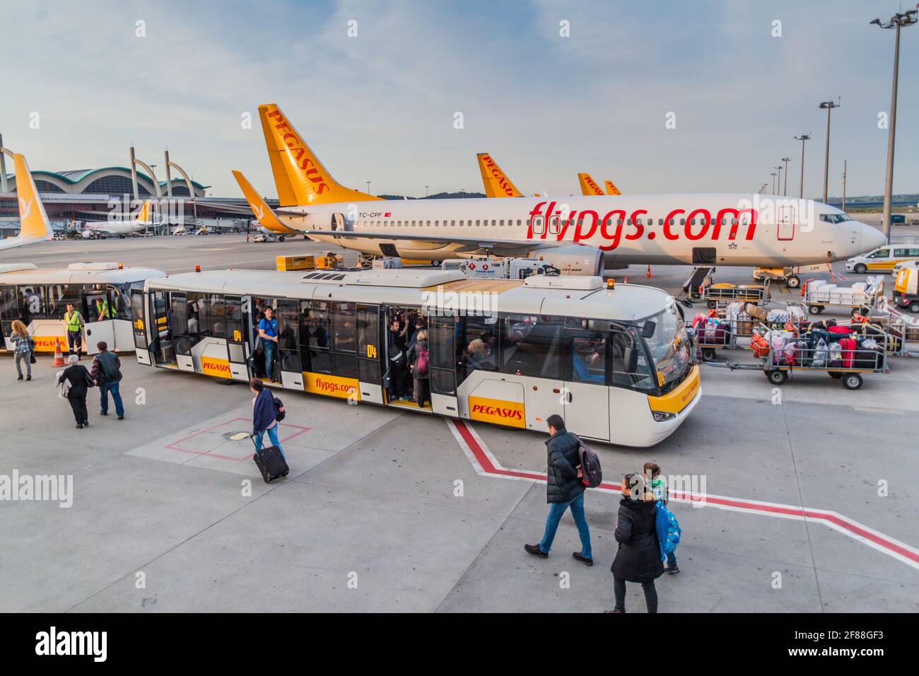 ISTANBUL, TURQUIE - 30 AVRIL 2017 : avion de Pegasus Airlines à l'aéroport international Sabiha Gokcen d'Istanbul. Banque D'Images