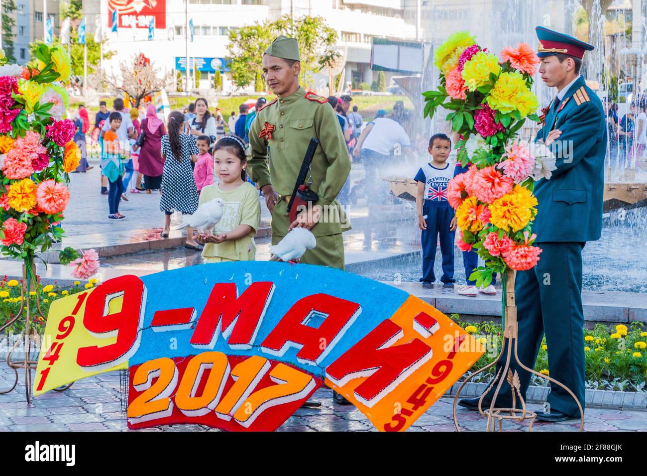 BICHKEK, KIRGHIZISTAN - 9 MAI 2017 : soldat au jour de la victoire 9 mai célébrations sur la place Ala Too à Bichkek, capitale du Kirghizistan. Banque D'Images