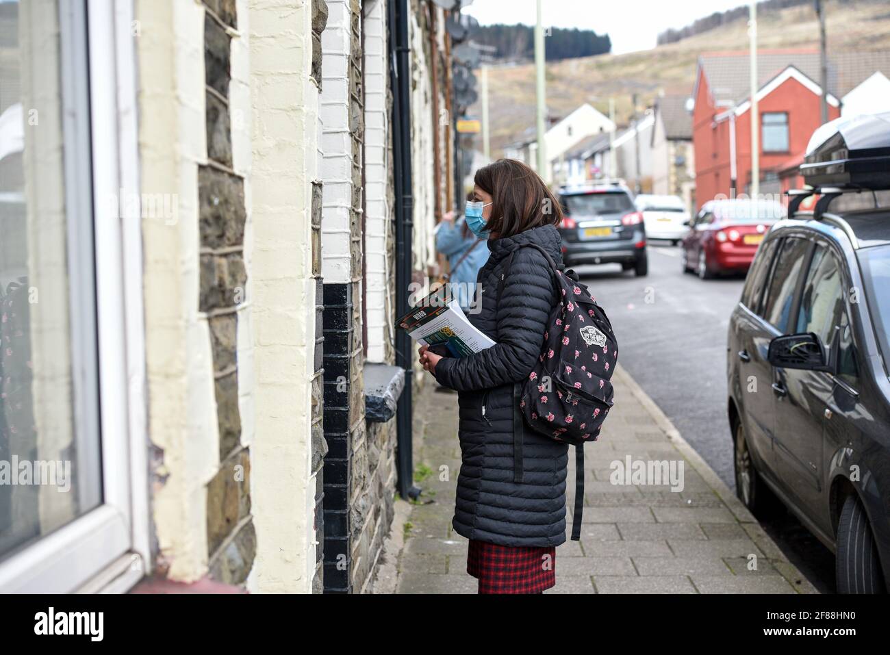 Rhondda, pays de Galles, Royaume-Uni. 12 avril 2021: Leanne Wood AM de Plaid Cymru est dans la démarchage de Rhondda pour les élections Senedd avant le vote le 6 mai 2021 crédit: Andrew Dowling/Alamy Live News Banque D'Images